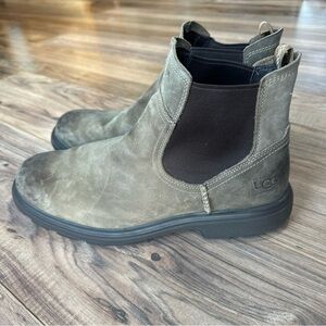 UGG Men's Chelsea Boots in Olive Brown with Black Elastic